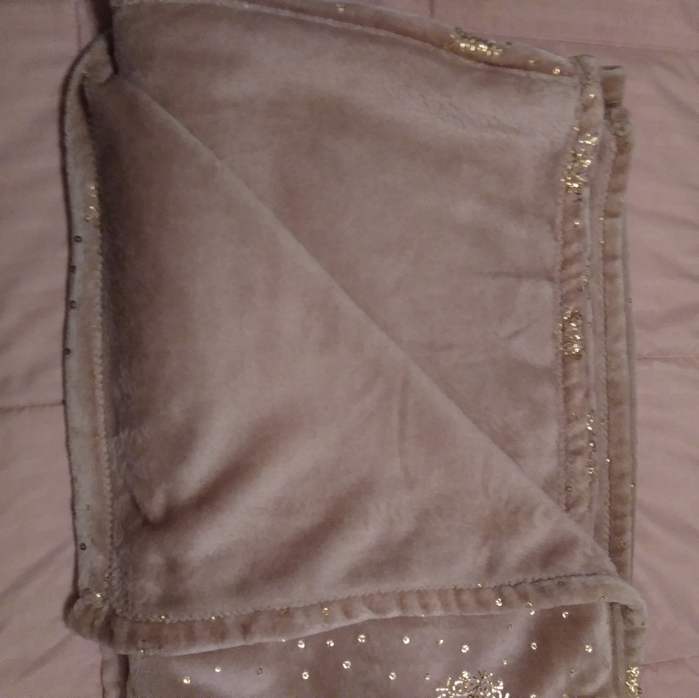 Essential Home throw - Picture 3 of 9